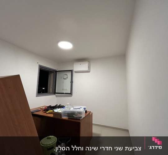 חדר עם קירות צבועים, שולחן וכלים שונים